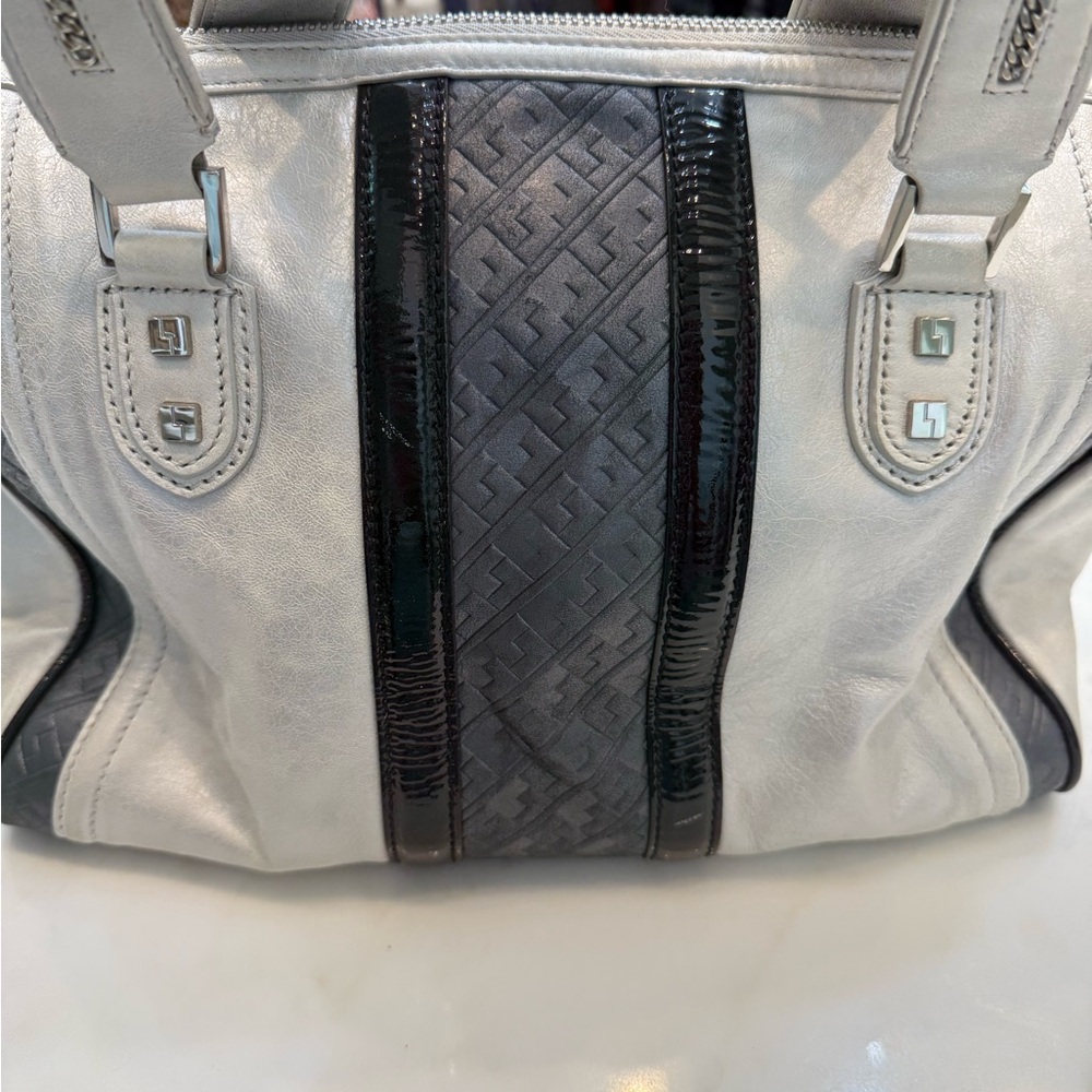 Elegant Oyster White and Gray Designer Handbag - Picture 3 of 12